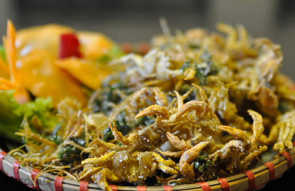 Cua đồng rang lá lốt, một món ăn dân dã và phổ biến tại Ninh Bình. Ảnh: vuonchimthungnham.net Cua đồng rang lá lốt, một món ăn dân dã và phổ biến tại Ninh Bình. Ảnh: vuonchimthungnham.net