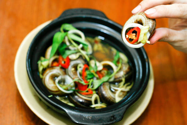 Ốc núi là một đặc sản nổi tiếng tại Ninh Bình vì có vị ngọt tự nhiên, đậm đà do ốc ăn lá cây cỏ và một số loại thuốc quý. Ảnh: dulichninhbinh247.blogspot Ốc núi là một đặc sản nổi tiếng tại Ninh Bình vì có vị ngọt tự nhiên, đậm đà do ốc ăn lá cây cỏ và một số loại thuốc quý. Ảnh: dulichninhbinh247.blogspot